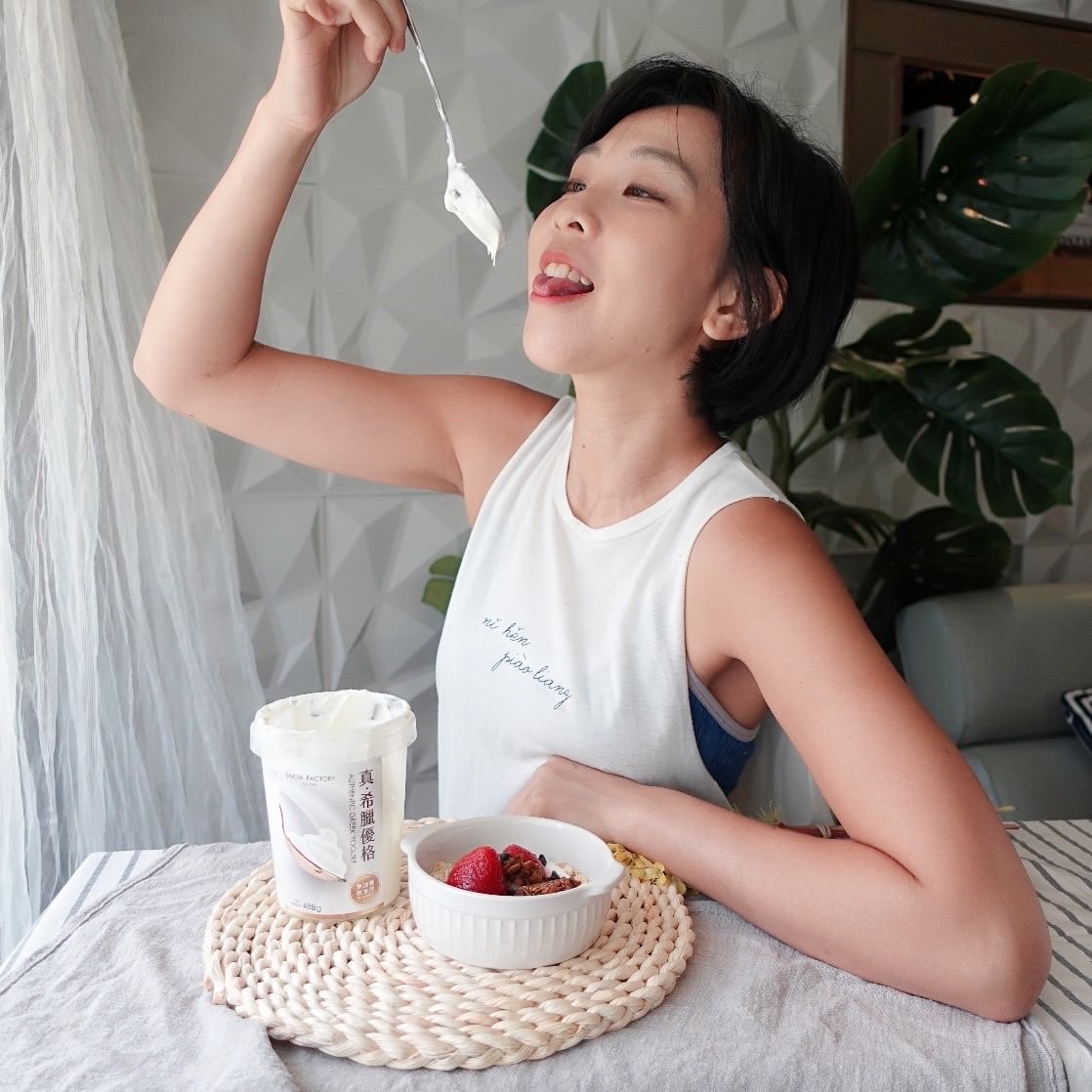 優格可以加入水果或蜂蜜，中和酸度。