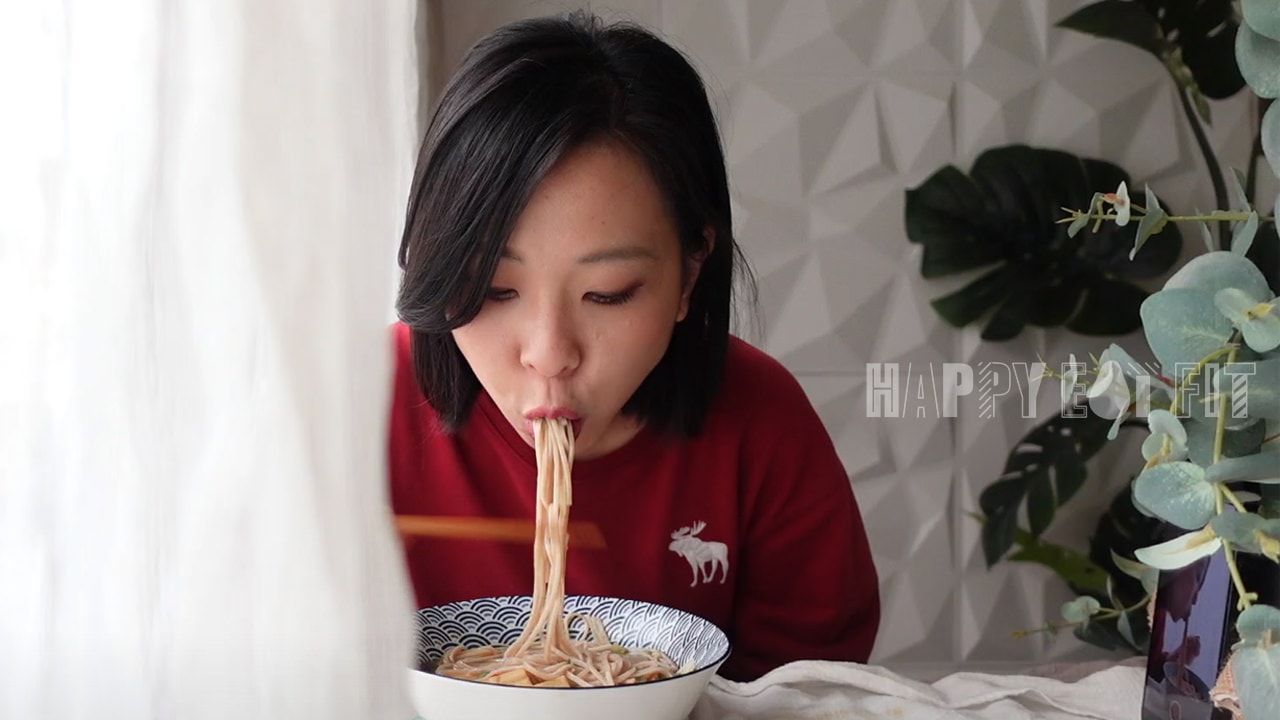 剝皮辣椒豆腐減醣麵美味小tips，加入剝皮辣椒醬提味，讓味道更和諧。