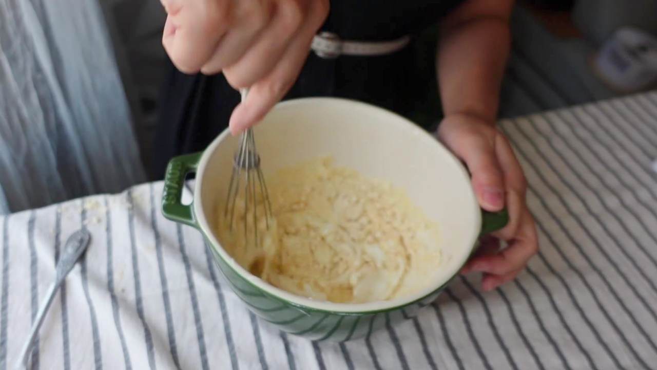 低醣優格巴斯克蛋糕食譜：攪拌均勻至無顆粒。