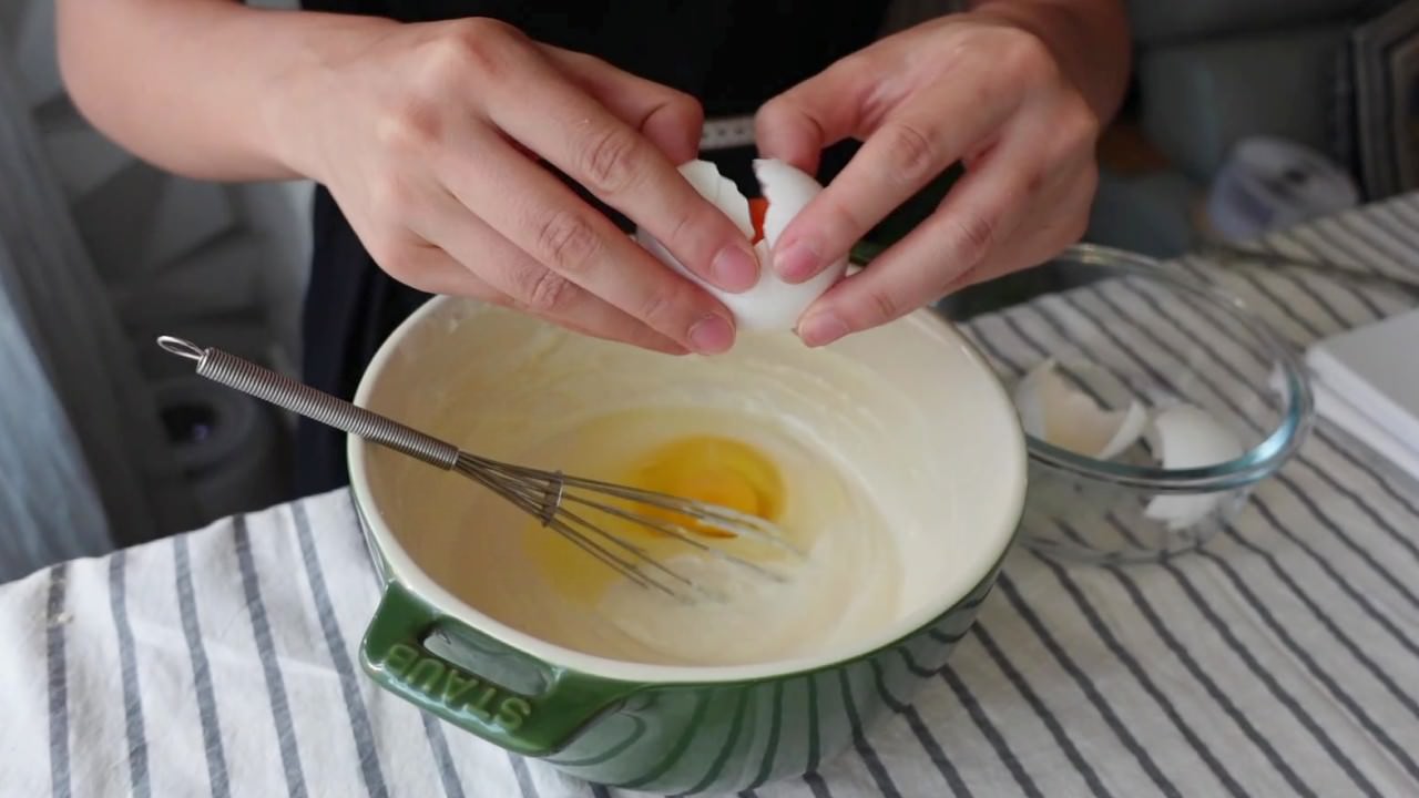 低醣優格巴斯克蛋糕食譜：加入雞蛋再攪拌。