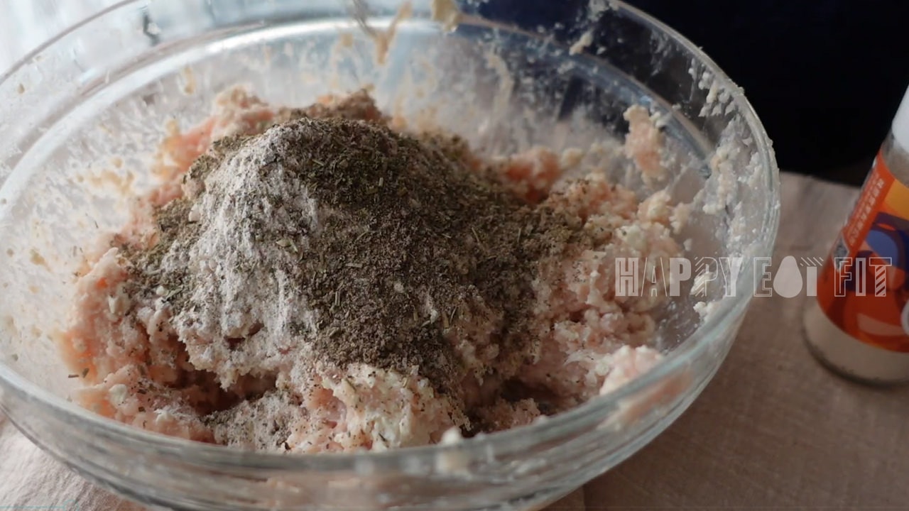 低卡雞胸食譜：加入斯佩爾特小麥粉與調味。
