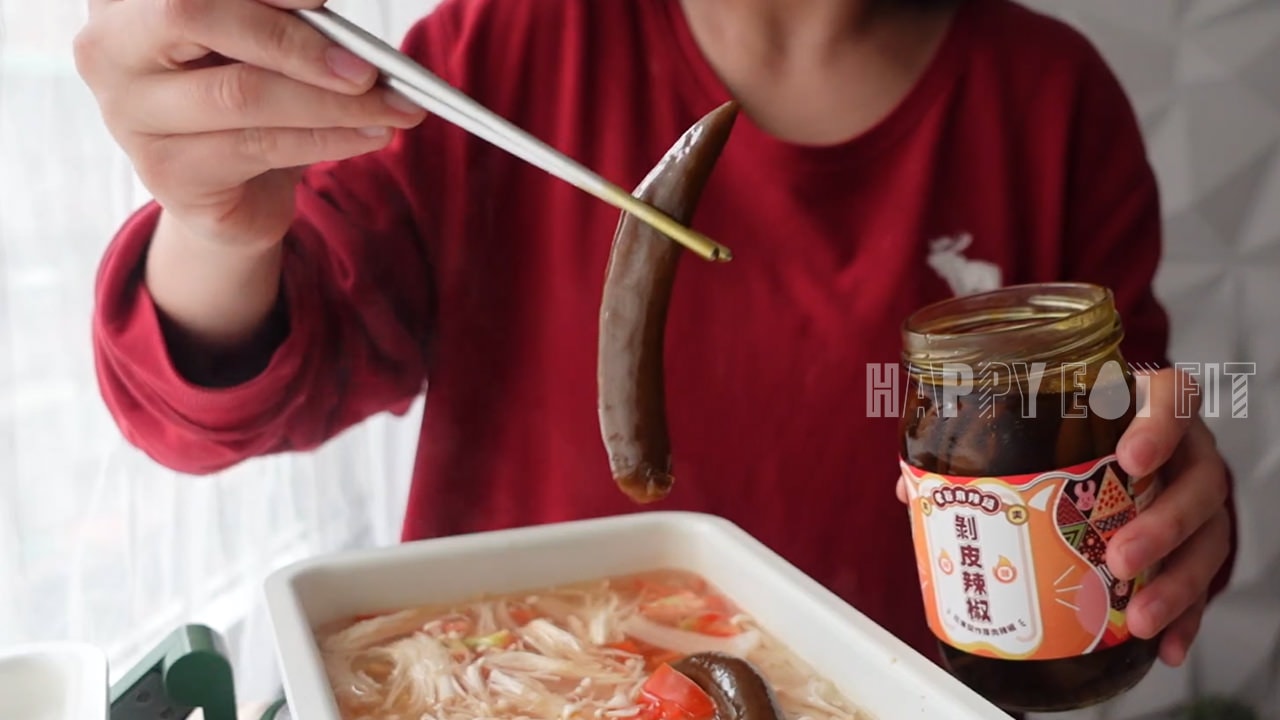 剝皮辣椒豆腐減醣麵食譜：加入剝皮辣椒跟醬汁提味。