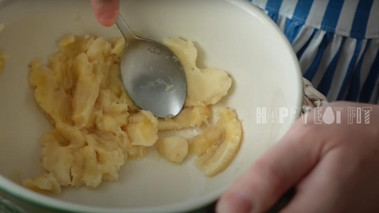 燕麥香蕉蛋塔：將香蕉壓成泥狀。