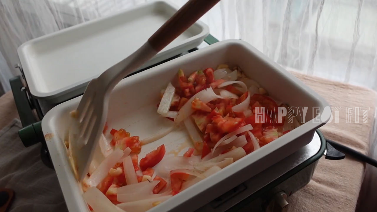 剝皮辣椒豆腐減醣麵食譜：把番茄丁炒至出水。