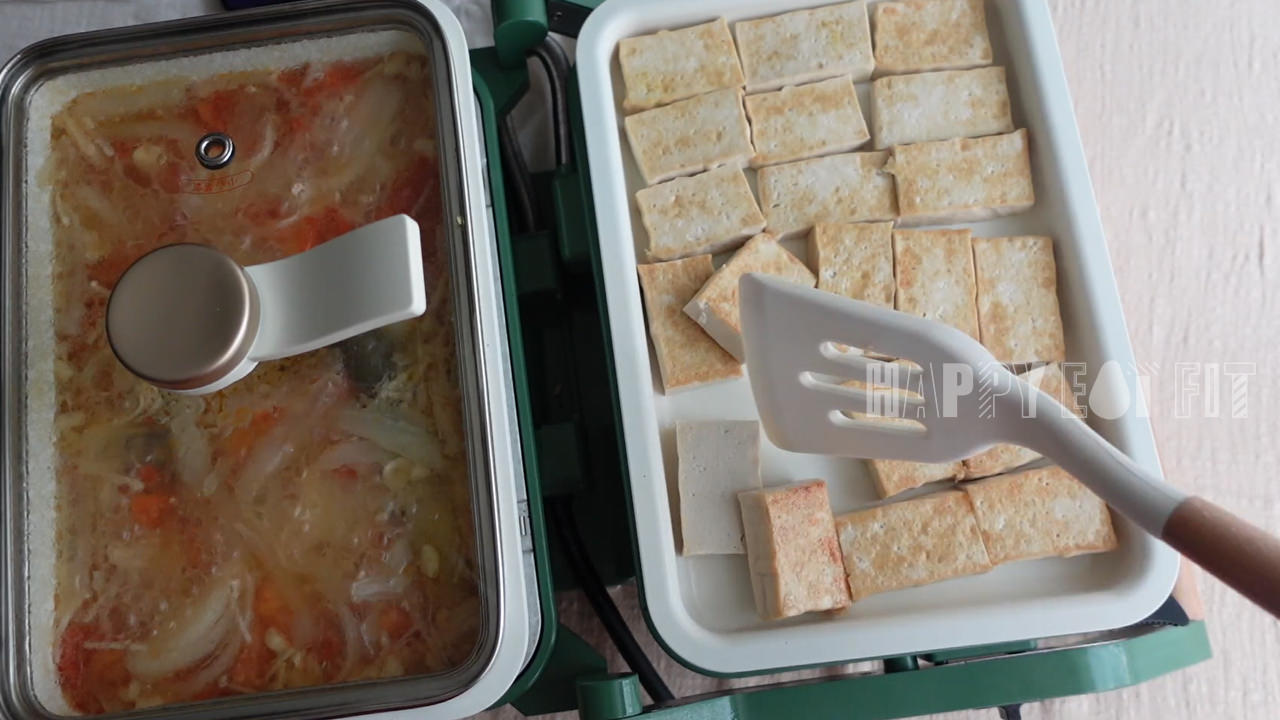 剝皮辣椒豆腐減醣麵食譜：把豆腐煎至黃金色。