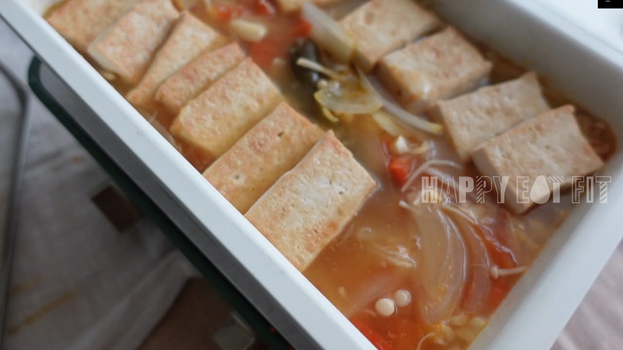 剝皮辣椒豆腐減醣麵食譜：加豆腐加入湯裡。