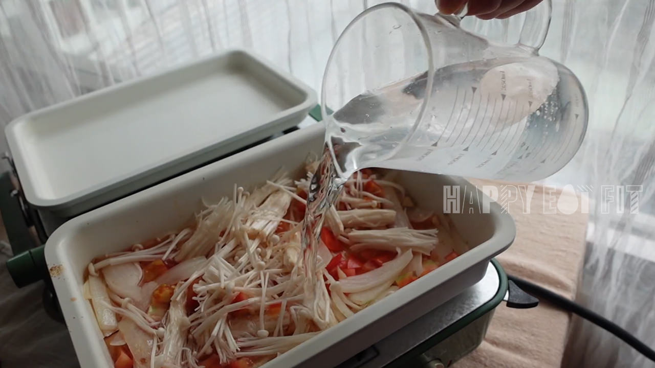 剝皮辣椒豆腐減醣麵食譜：加入金針菇，水量蓋過料。