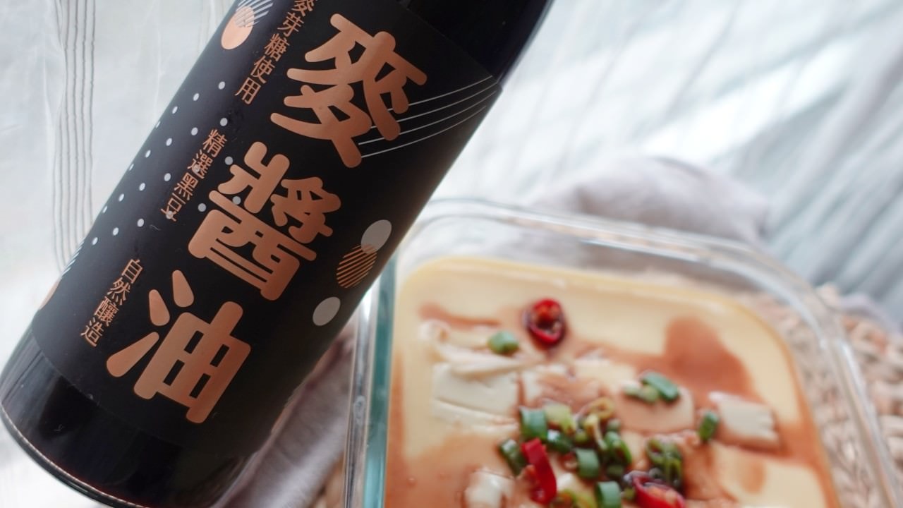 加一點醬油在鯛魚蒸蛋上更提味。