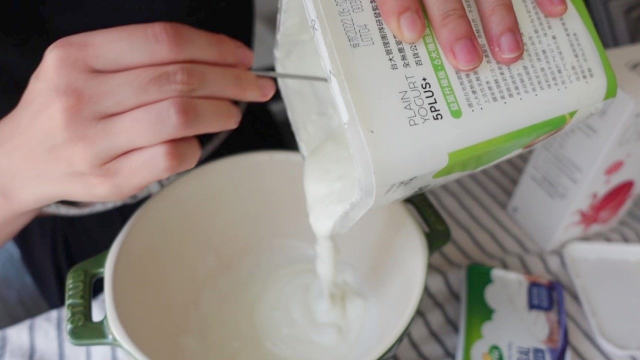 低醣優格巴斯克蛋糕食譜：倒入無糖優格。