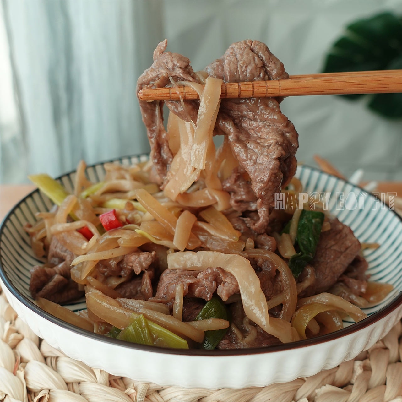 使用蒟蒻麵做低熱量牛肉河粉。