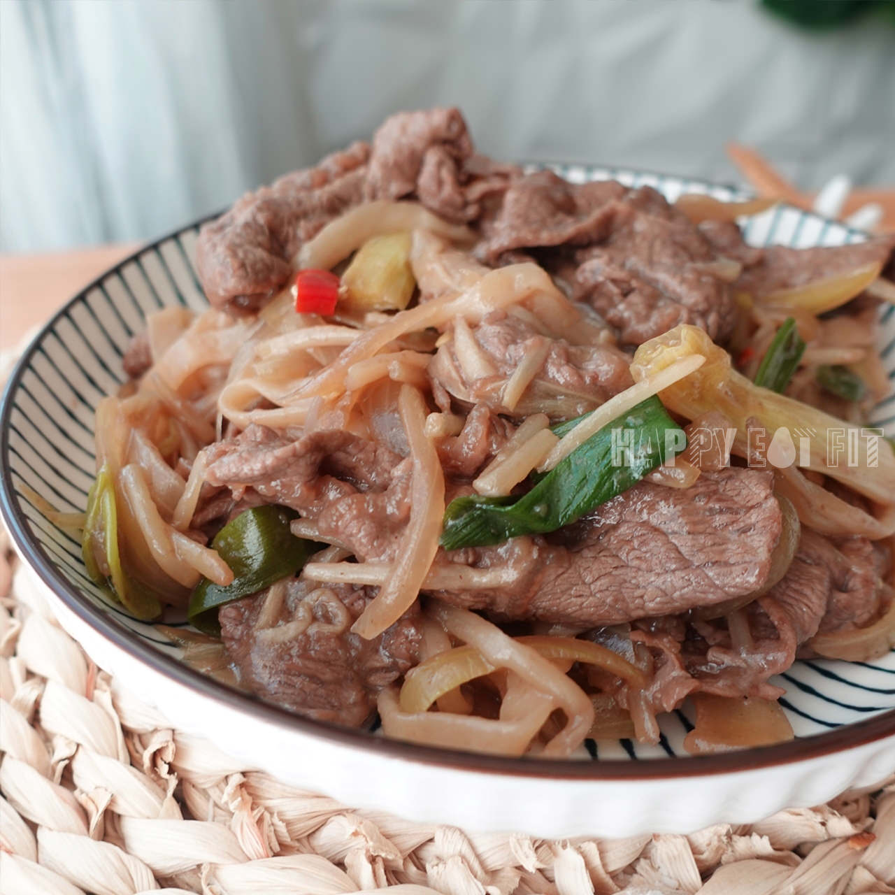 低熱量牛肉河粉使用蒟蒻麵取代，十分清爽。