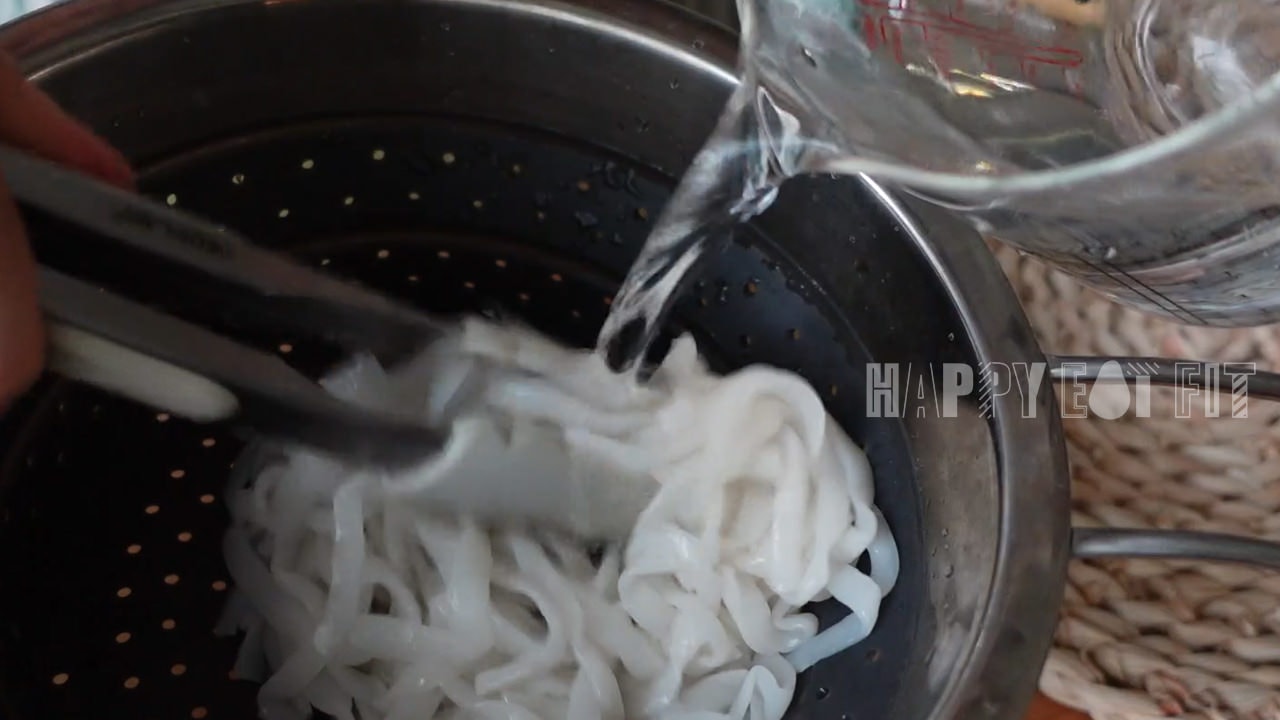 低熱量牛肉河粉食譜：使用鹽水沖洗蒟蒻麵。