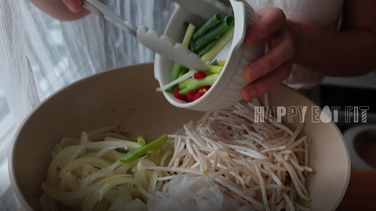 低熱量牛肉河粉食譜：加入喜歡的蔬菜拌炒。