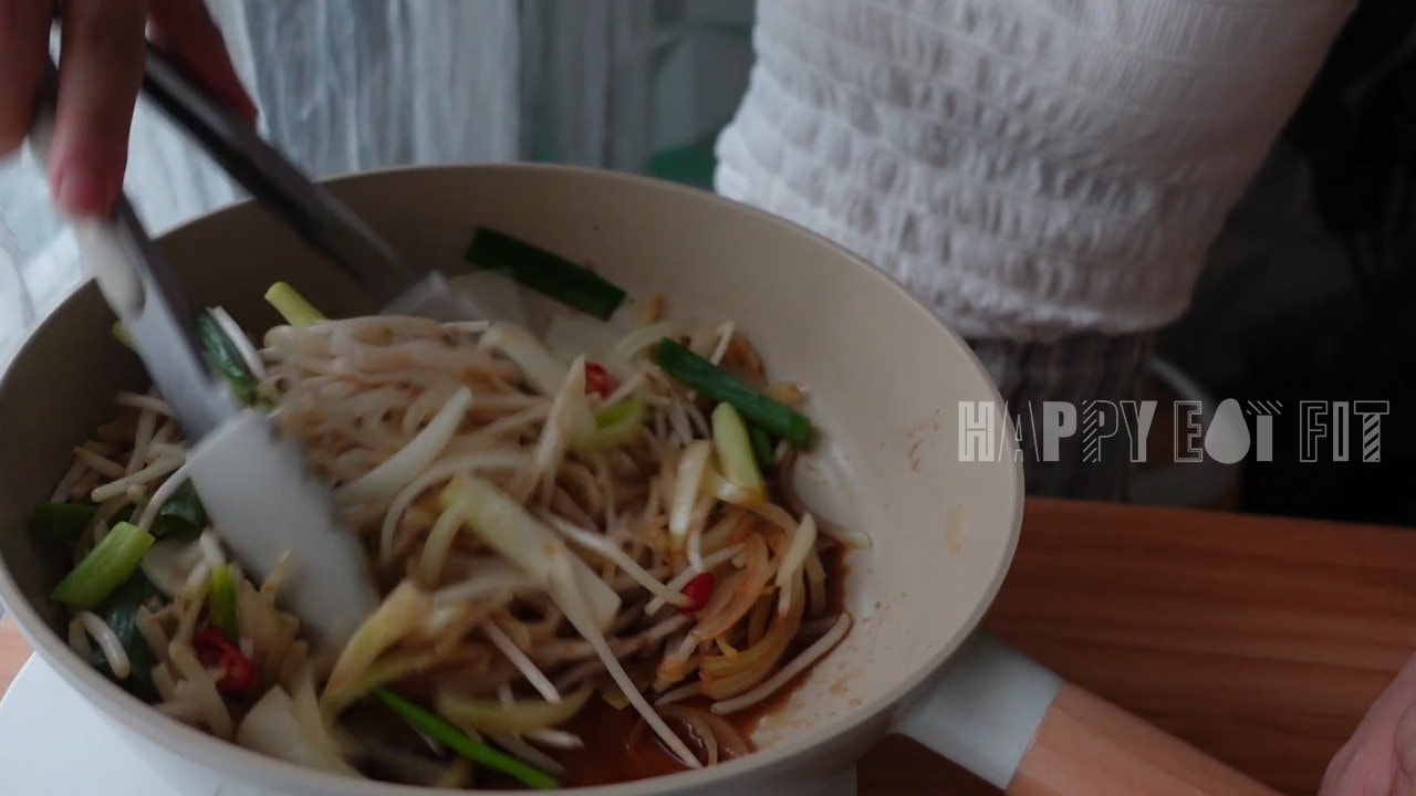 低熱量牛肉河粉食譜：把醬料跟蒟蒻麵一直拌炒至均勻。
