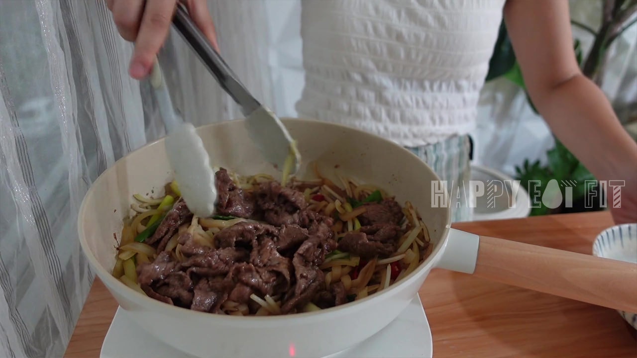 低熱量牛肉河粉食譜：最後加入牛肉。