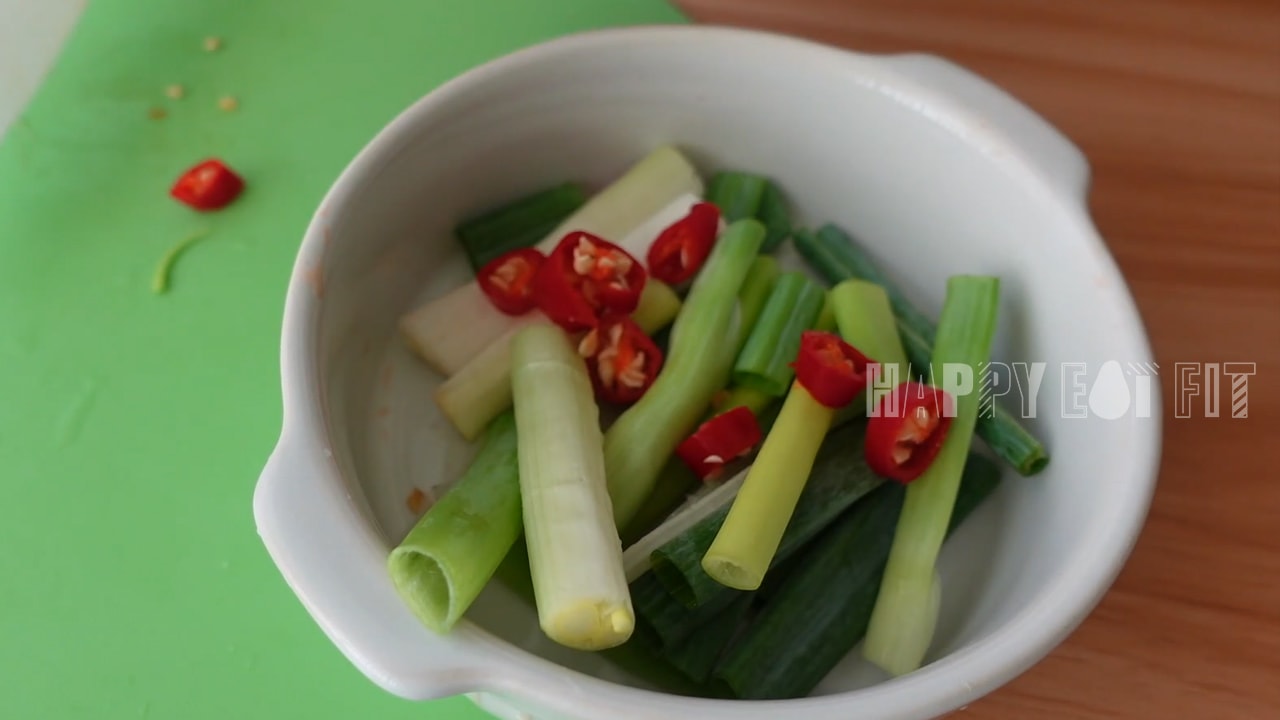 低熱量牛肉河粉食譜：青蔥切段，辣椒切顆。