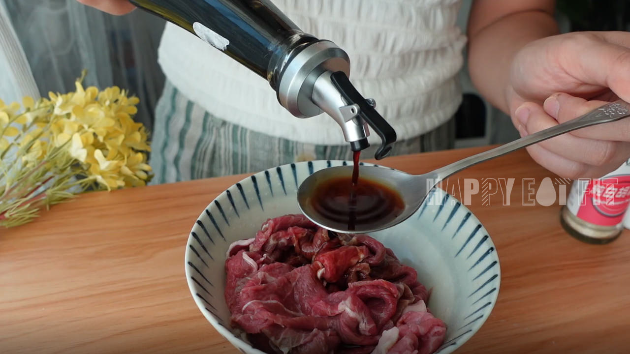 低熱量牛肉河粉食譜：加入醬油醃製牛肉。
