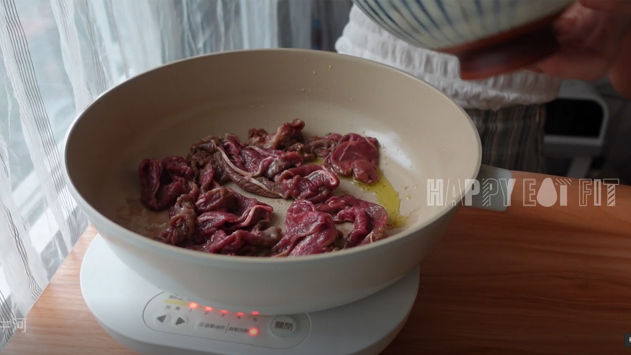 低熱量牛肉河粉食譜：煎至8分熟後夾起備用。
