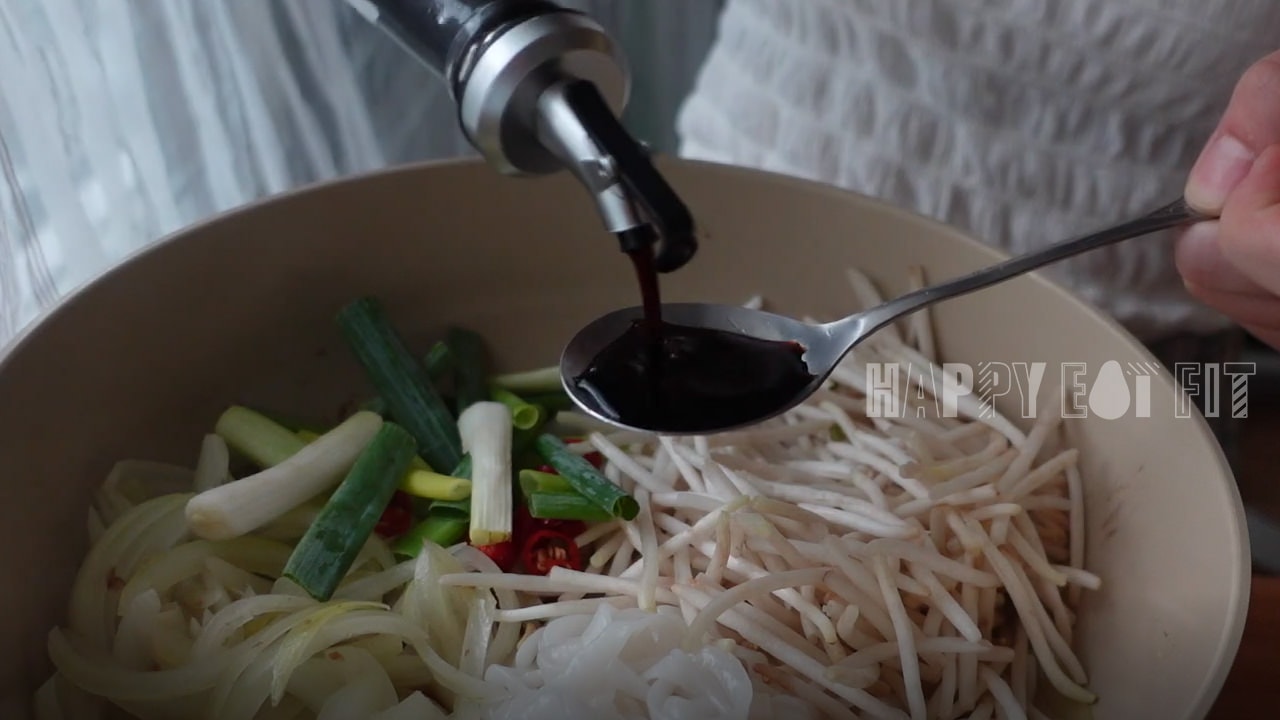低熱量牛肉河粉食譜：加入調味料。