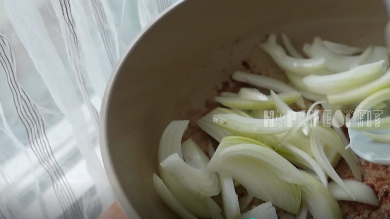 低熱量牛肉河粉食譜：炒洋蔥炒至半透明。