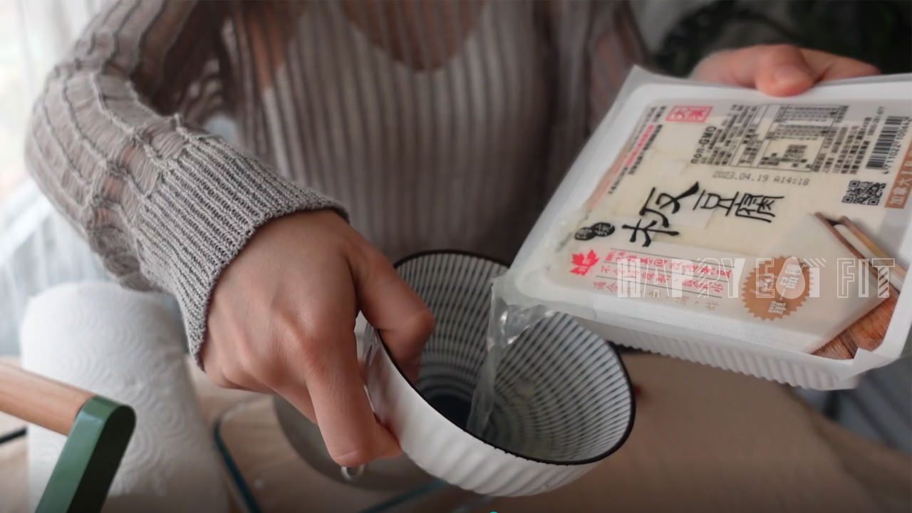剝皮辣椒偽炒飯食譜：先把豆漿的水倒掉。