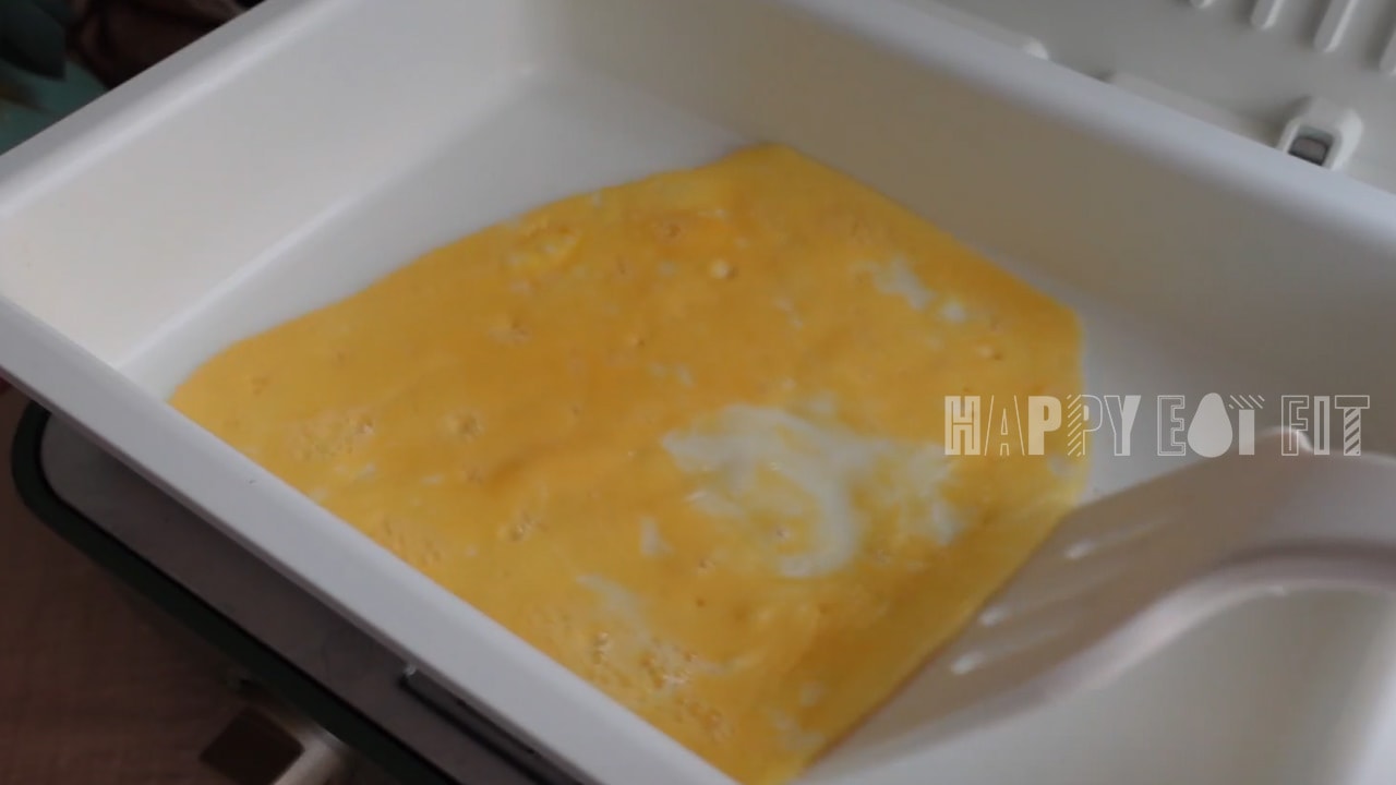 剝皮辣椒偽炒飯食譜：煎蛋做蛋絲。