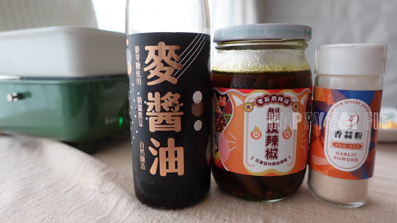 剝皮辣椒偽炒飯食譜：使用剝皮辣椒、醬油跟香蒜粉調味。