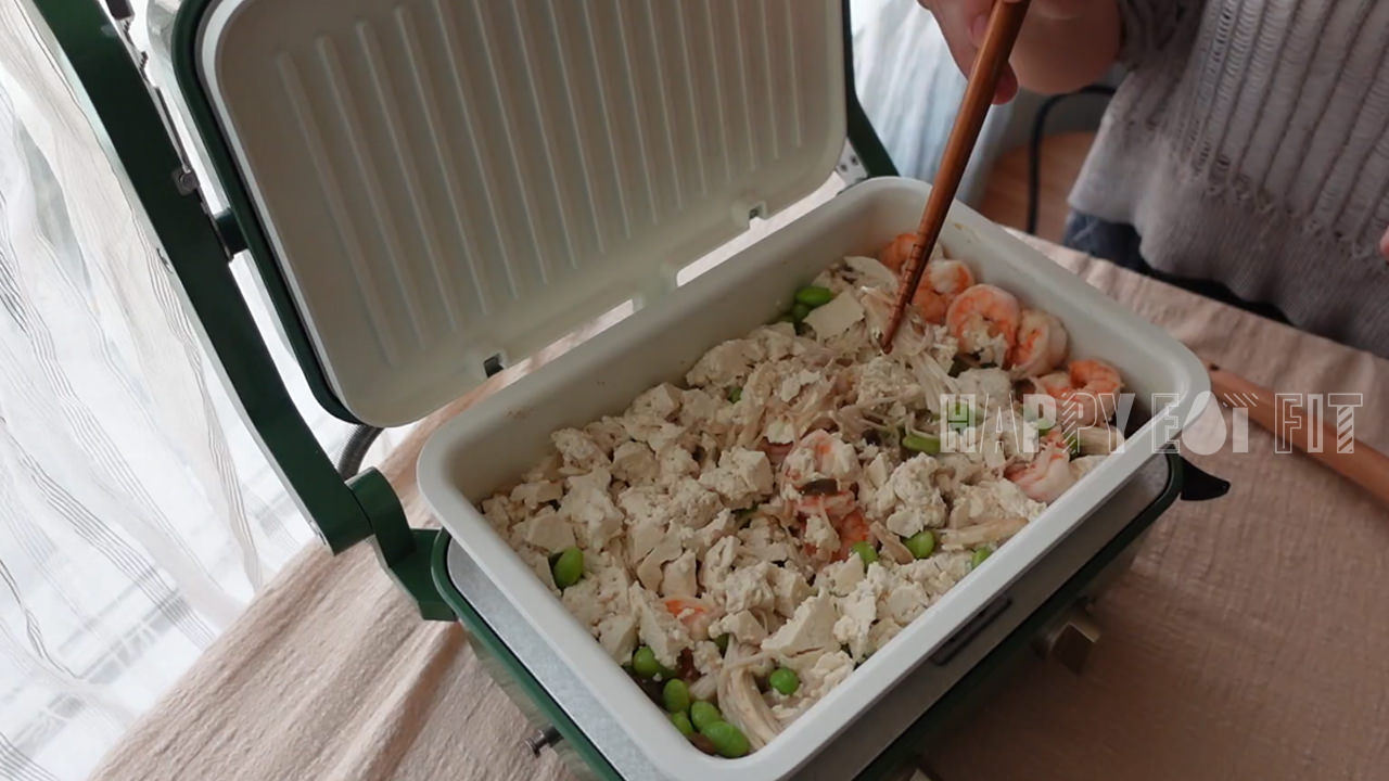 剝皮辣椒偽炒飯食譜：把豆腐壓碎一點會更像飯的口感。