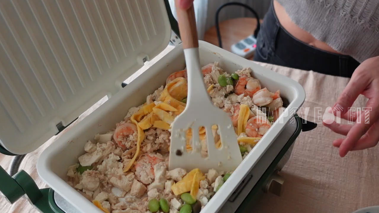 剝皮辣椒偽炒飯食譜：加入蛋絲拌炒一下即可上菜。