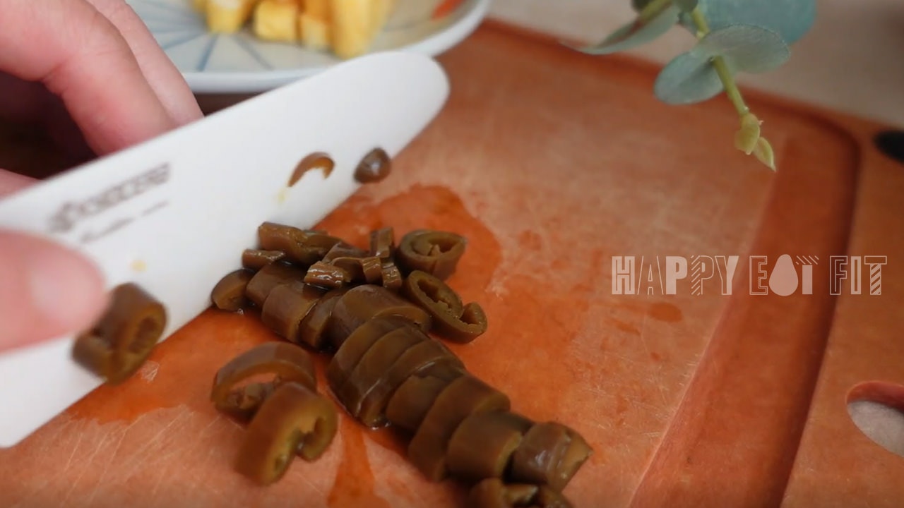 剝皮辣椒偽炒飯食譜：把剝皮辣椒切丁準備炒飯。