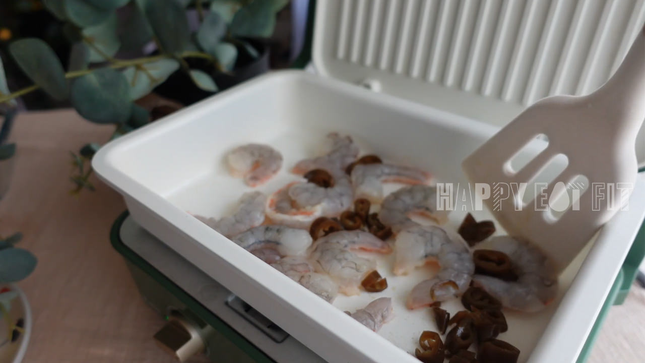 剝皮辣椒偽炒飯食譜：蝦仁下鍋前先拿衛生紙吸乾。