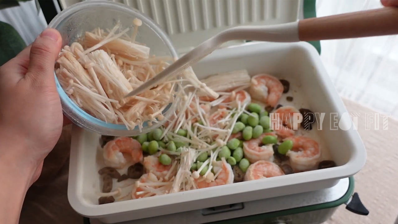 剝皮辣椒偽炒飯食譜：蝦仁8分熟的時候加入毛豆跟金針菇。