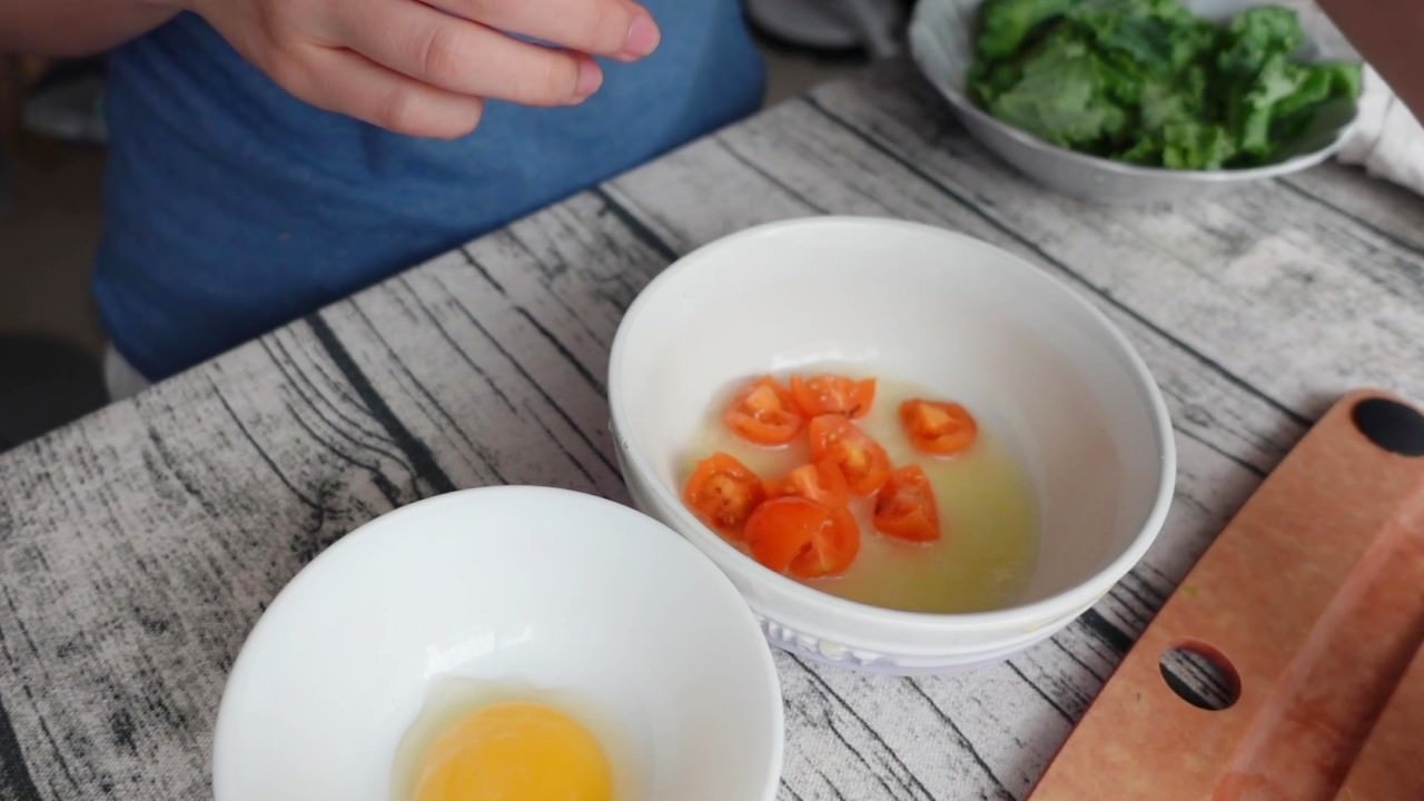  熱壓鮪魚流心蛋捲餅食譜：把番茄跟羽衣甘藍加進蛋白那邊的蛋液。