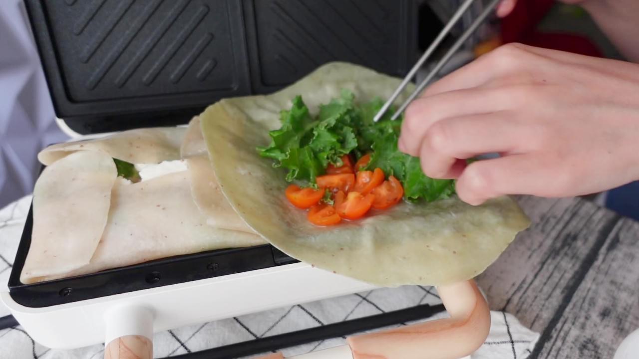  熱壓鮪魚流心蛋捲餅食譜：把攪拌均勻的蛋液倒在餅皮上。