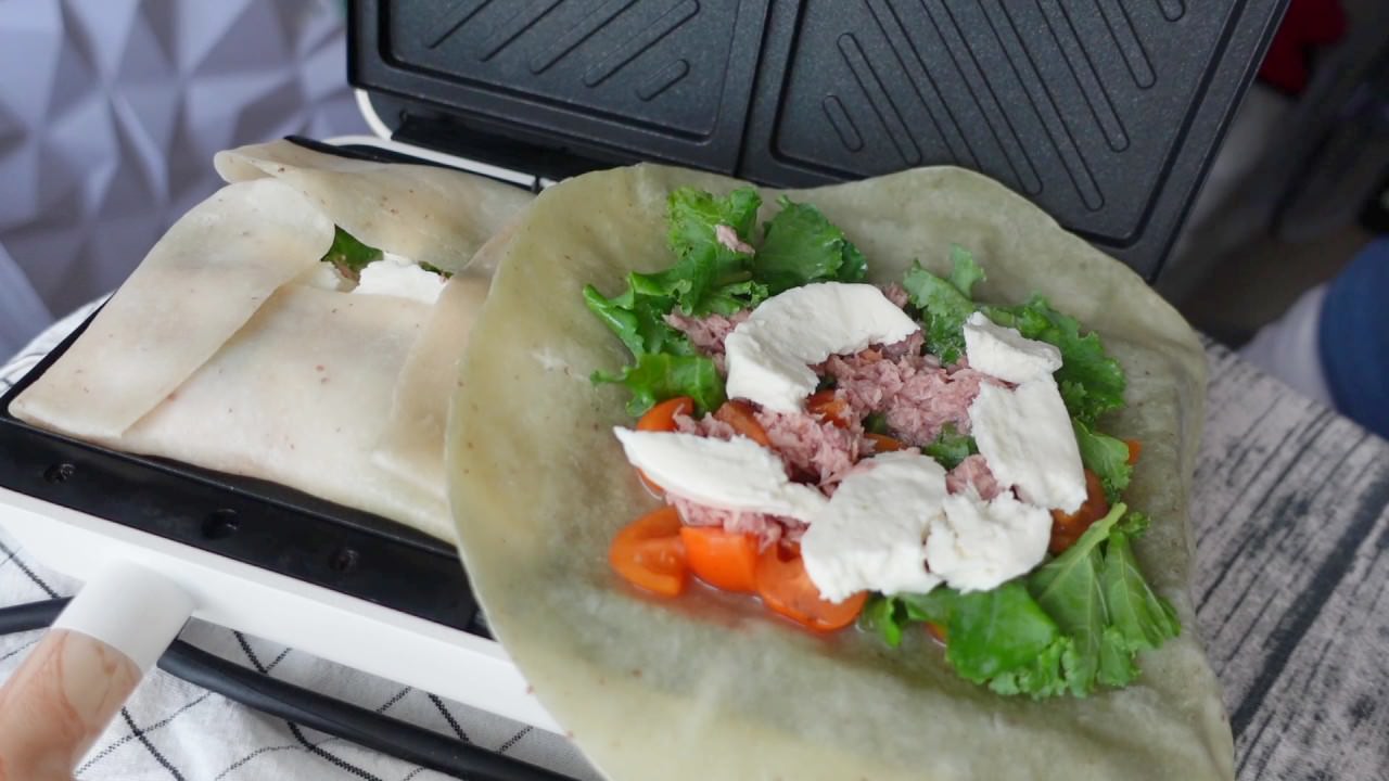  熱壓鮪魚流心蛋捲餅食譜：同樣加入鮪魚跟起司。