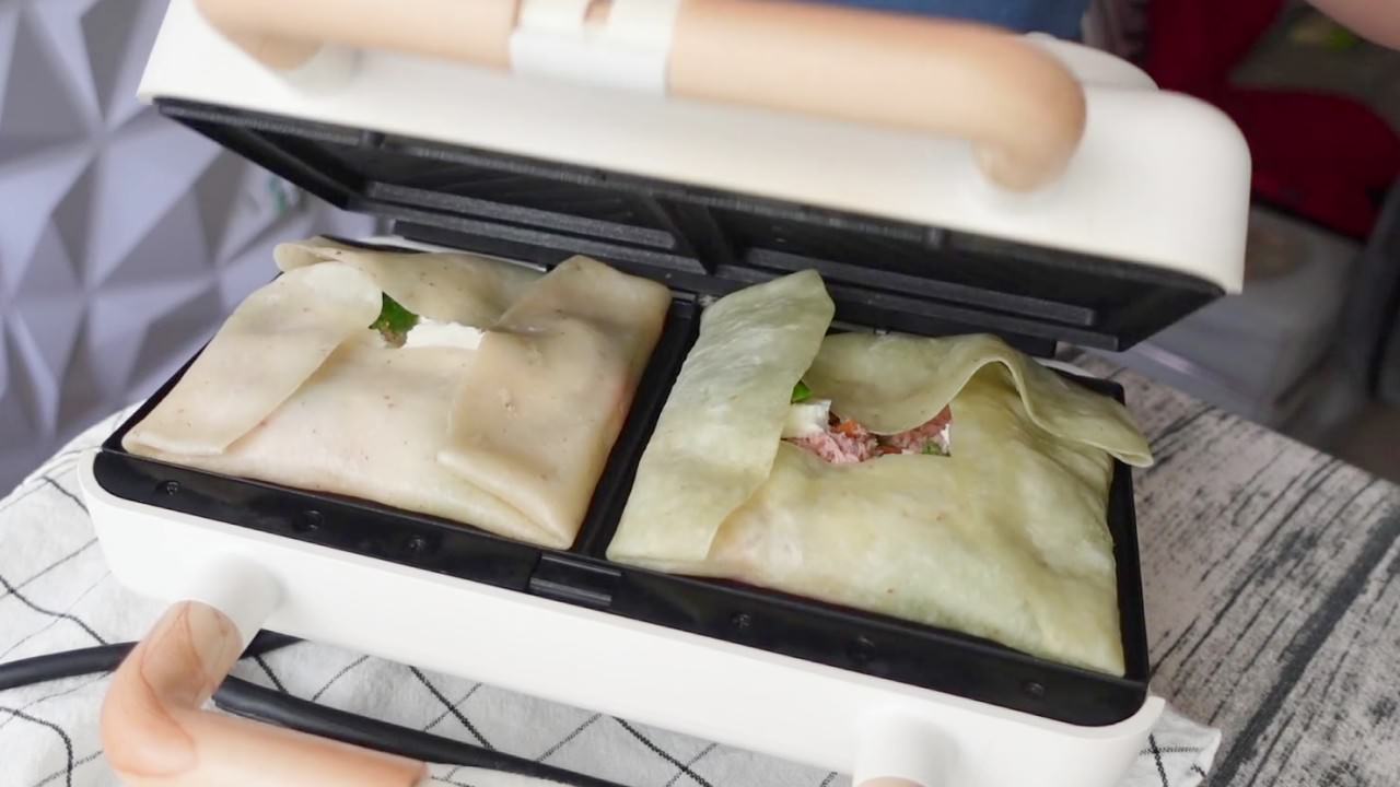  熱壓鮪魚流心蛋捲餅食譜：折好餅皮。