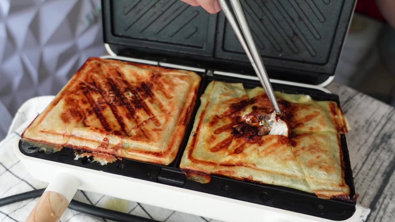 熱壓鮪魚流心蛋捲餅食譜：餅皮在中間挖一個小洞把蛋黃倒進。
