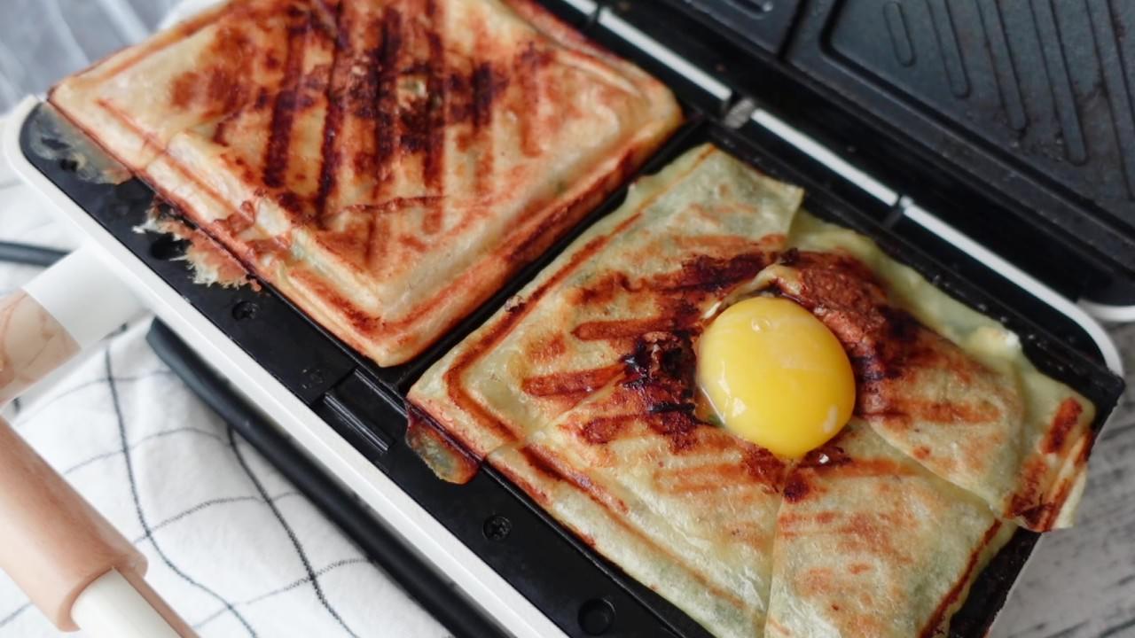 熱壓鮪魚流心蛋捲餅食譜：加入蛋黃。