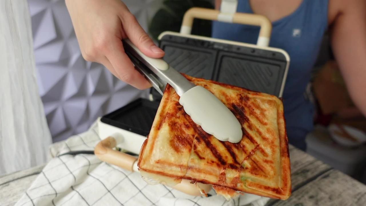 熱壓鮪魚流心蛋捲餅食譜：完成夾起來上桌。