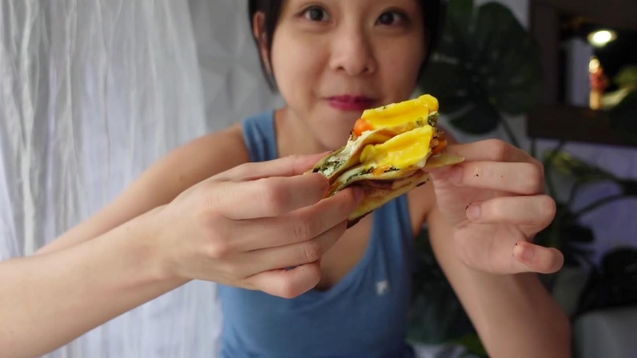 熱壓鮪魚流心蛋捲餅食譜：脆脆的餅皮加上起司跟流心蛋，超滿足。
