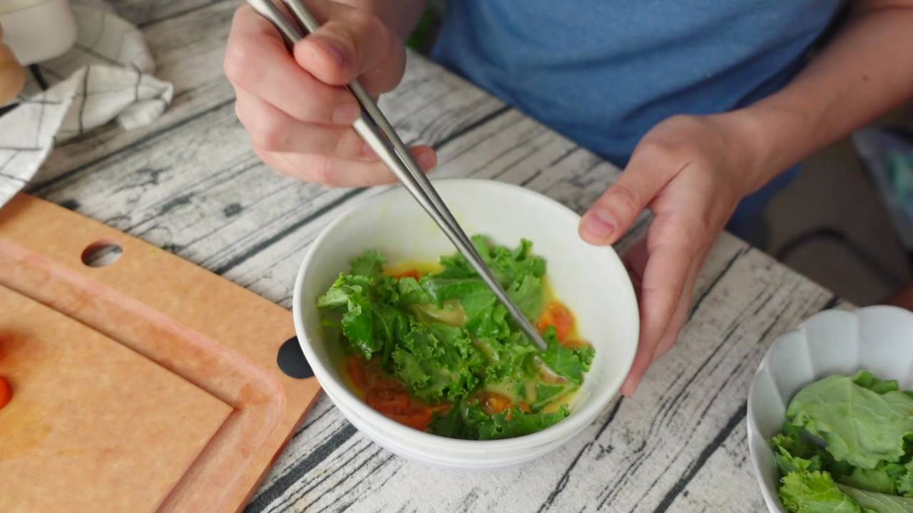  熱壓鮪魚流心蛋捲餅食譜：加入羽衣甘藍跟小番茄。
