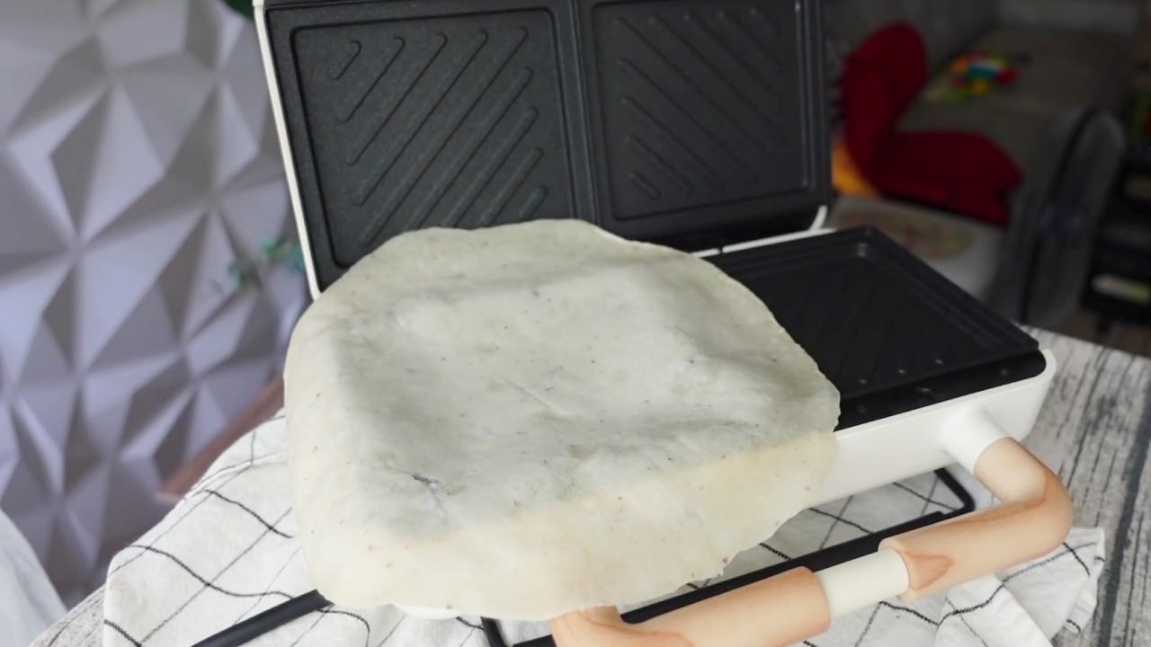  熱壓鮪魚流心蛋捲餅食譜：放入餅皮。