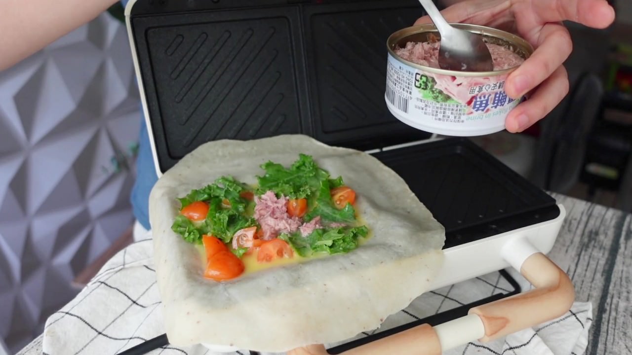 熱壓鮪魚流心蛋捲餅食譜：加入鮪魚。