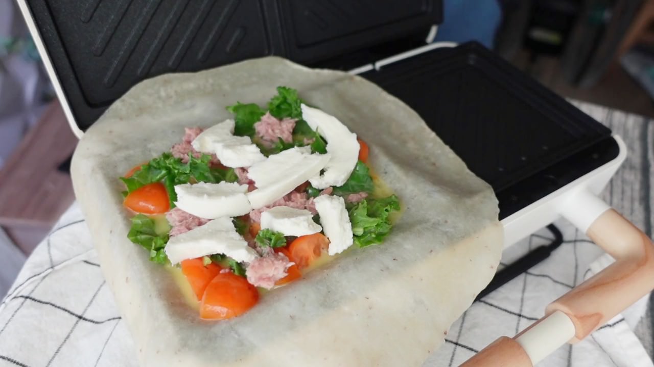  熱壓鮪魚流心蛋捲餅食譜：加入起司。