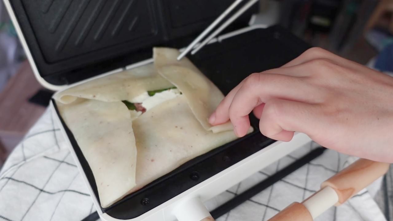  熱壓鮪魚流心蛋捲餅食譜：餅皮折起來。