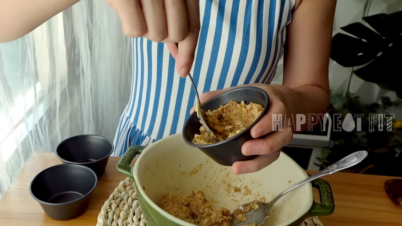 燕麥香蕉蛋塔食譜：攪拌均勻以後放進模具裡壓緊實。