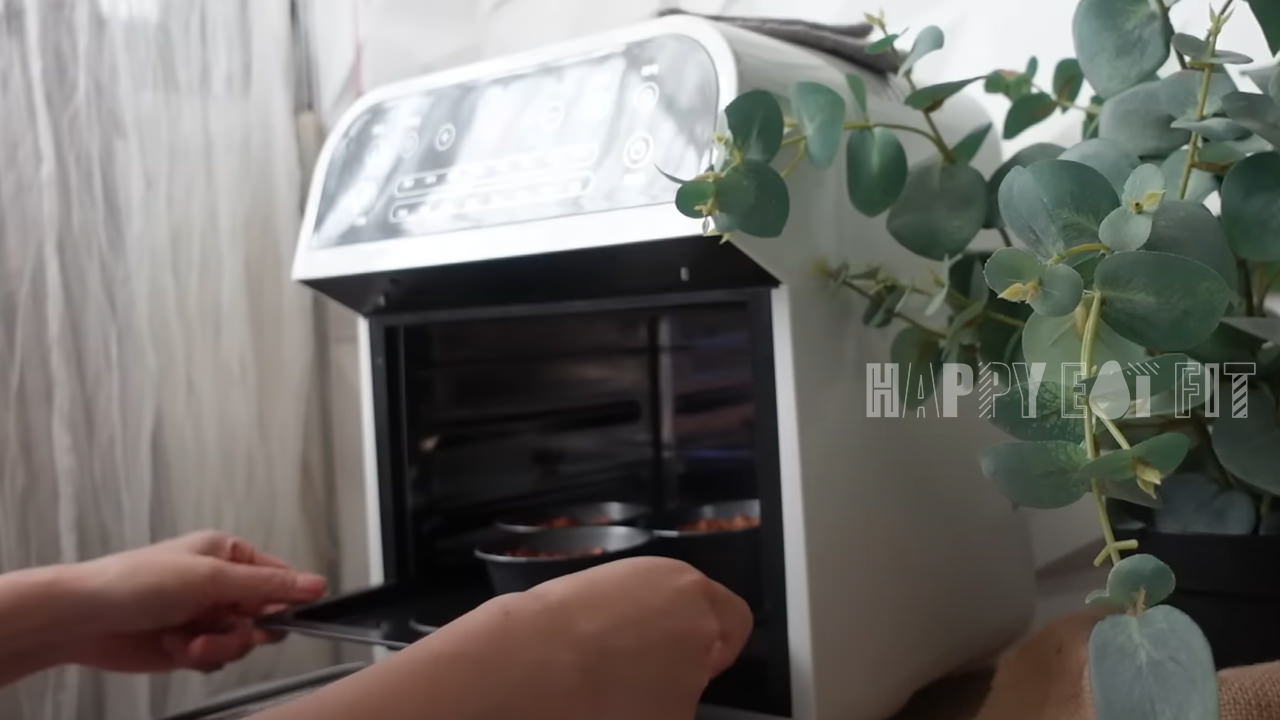 燕麥香蕉蛋塔食譜：先把塔皮烤成形。