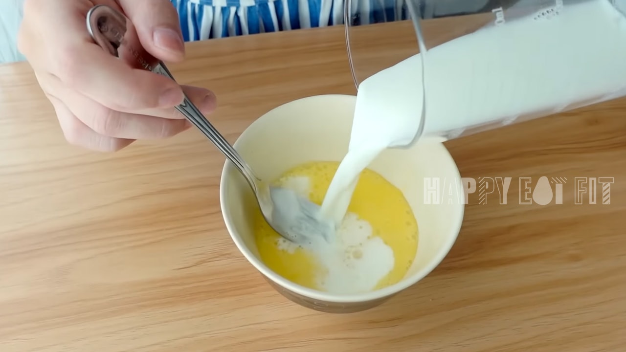 燕麥香蕉蛋塔食譜：先將雞蛋打散，再加入牛奶跟香草精攪拌均勻。