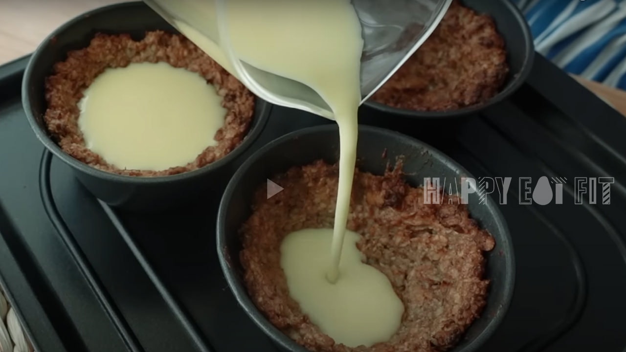 燕麥香蕉蛋塔食譜：內餡倒進烤好的塔皮裡。