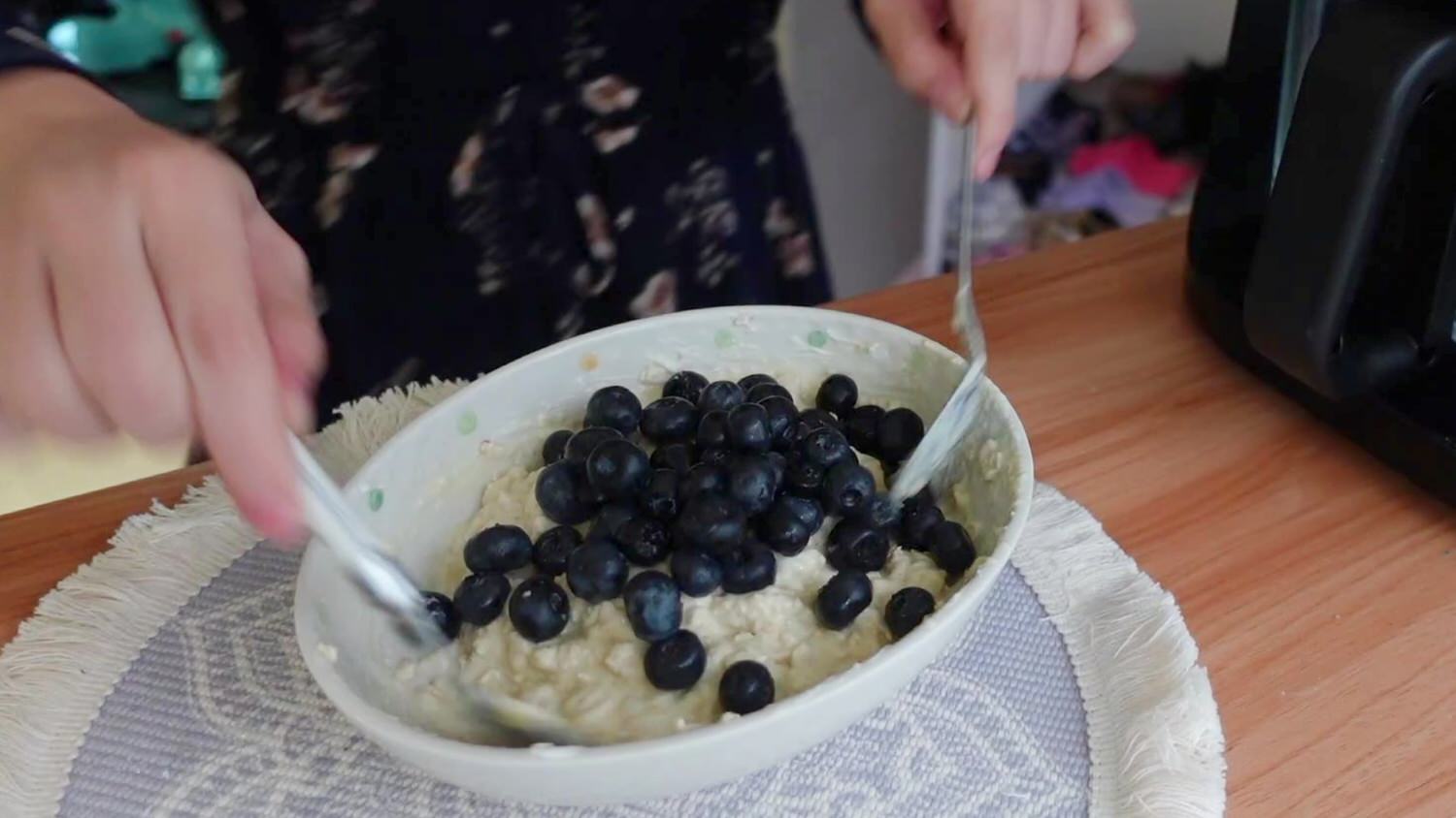 藍莓燕麥蛋糕食譜：加入新鮮藍莓。